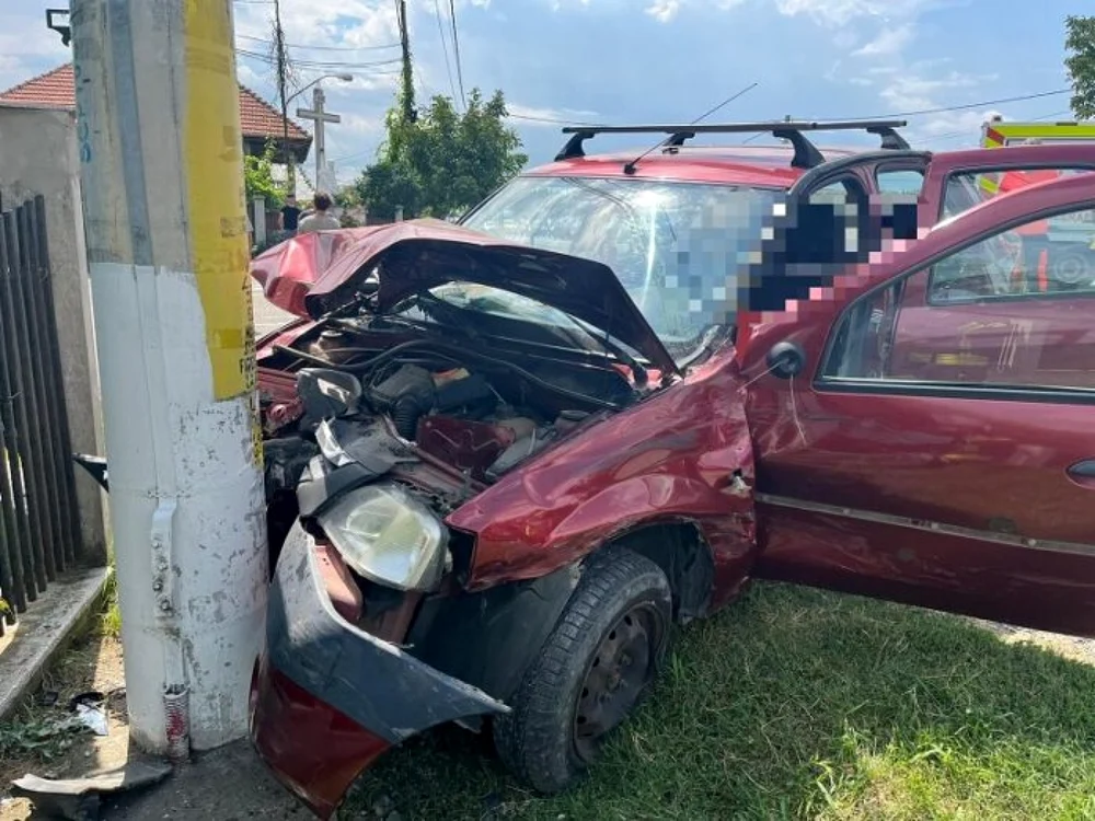 Una dintre maşinile implicate în accidentul de pe drumul european 85 FOTO ISU Bacău