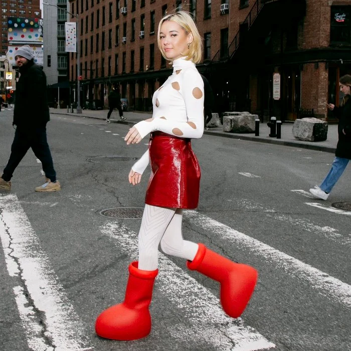 Sarah Snyder se plimbă prin New York, încălțată cu faimoasele cizme roșii FOTO Twitter