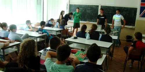 Liceenii s-au întâlnit cu colegii mai mici