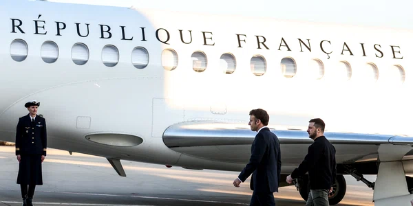 Emmanuel Macron și Volodmir Zelenski merg spre avionul prezidențial francez Foto EPA EFE jpg