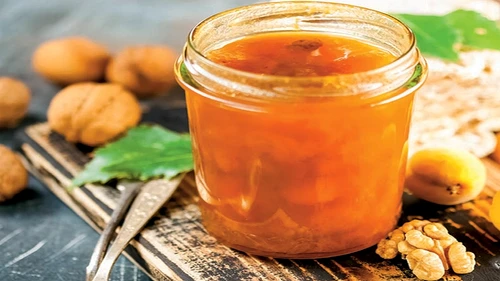 dulceata de caise cu nuci jpg