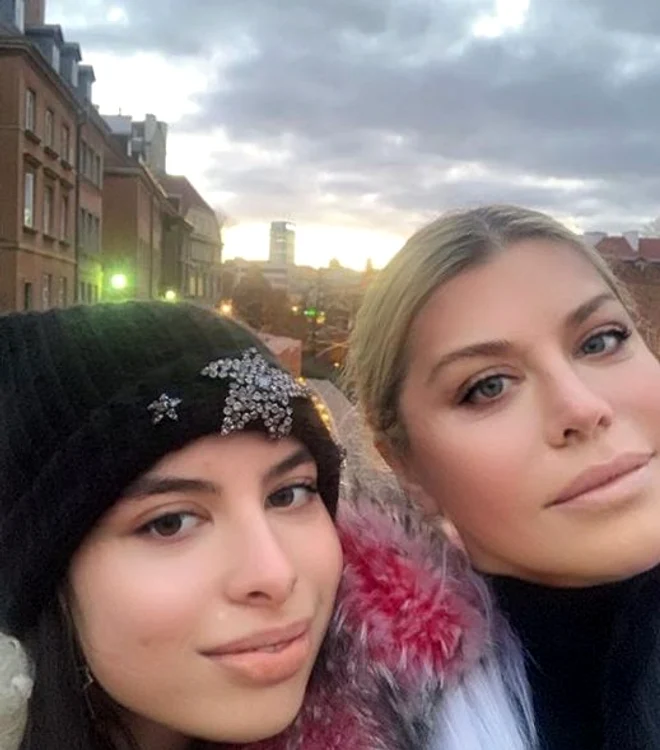 Loredana are același ten perfect ca fiica ei, Elena, cele două părând surori, nicidecum mamă și fiică