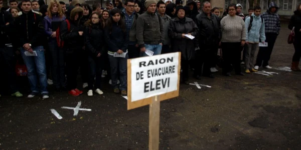 Elevii şi profesorii aflaţi azi la ore au participat la simulare