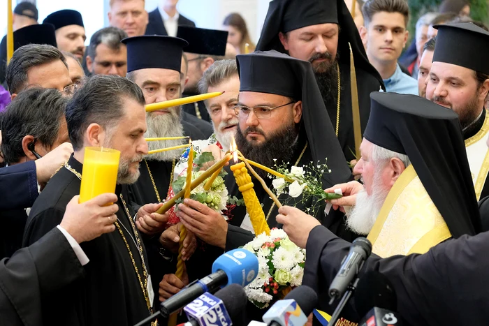 Reprezentanții mitropoliilor iau Lumina Sfântă de la trimisul Patriarhiei