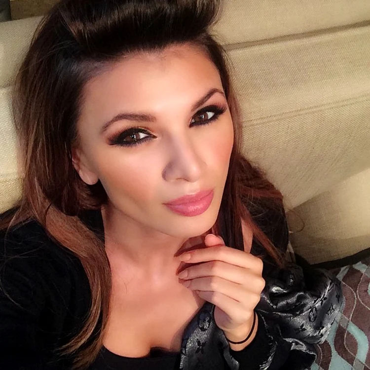 Dată fiind meseria de manechin pe care o are, Ramona Gabor este machiată aproape zilnic de către make-up artiştiFoto: arhivă personală