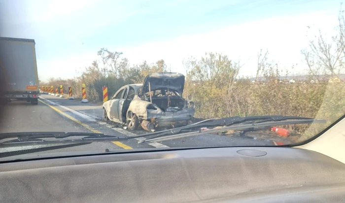 Autoturismul s-a făcut scrum. Foto Info Trafic Piteşti