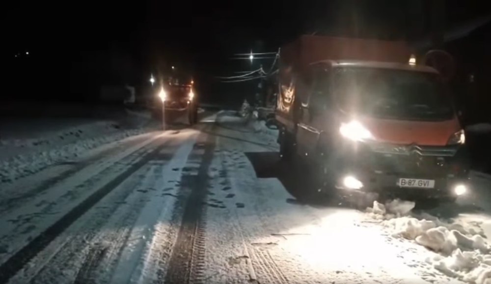 Drumarii intervin cu lame și material antiderapant pe drumurile montane afectate de ninsoare și ghețuș