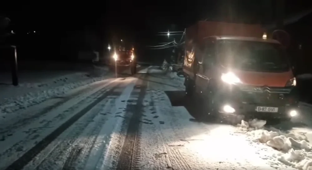 Drumarii intervin cu lame și material antiderapant pe drumurile montane afectate de ninsoare și ghețuș
