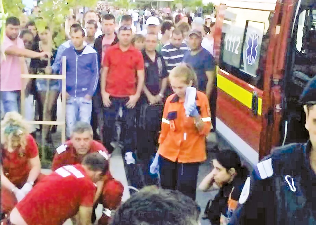 Asistenta a urmărit cum medicii SMURD l-au readus la viaţă pe bărbat, după ce ea îl acoperise cu o pătură şi-l declarase mortFoto: Neptun TV
