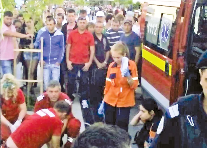 Asistenta a urmărit cum medicii SMURD l-au readus la viaţă pe bărbat, după ce ea îl acoperise cu o pătură şi-l declarase mortFoto: Neptun TV