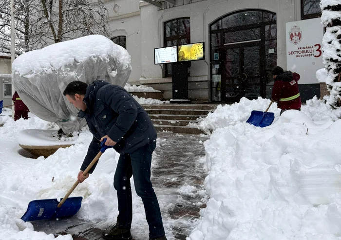 Primarul sectorului 3 a ieșit să dea zăpada din fața Primăriei FOTO Facebook / Robert Negoita