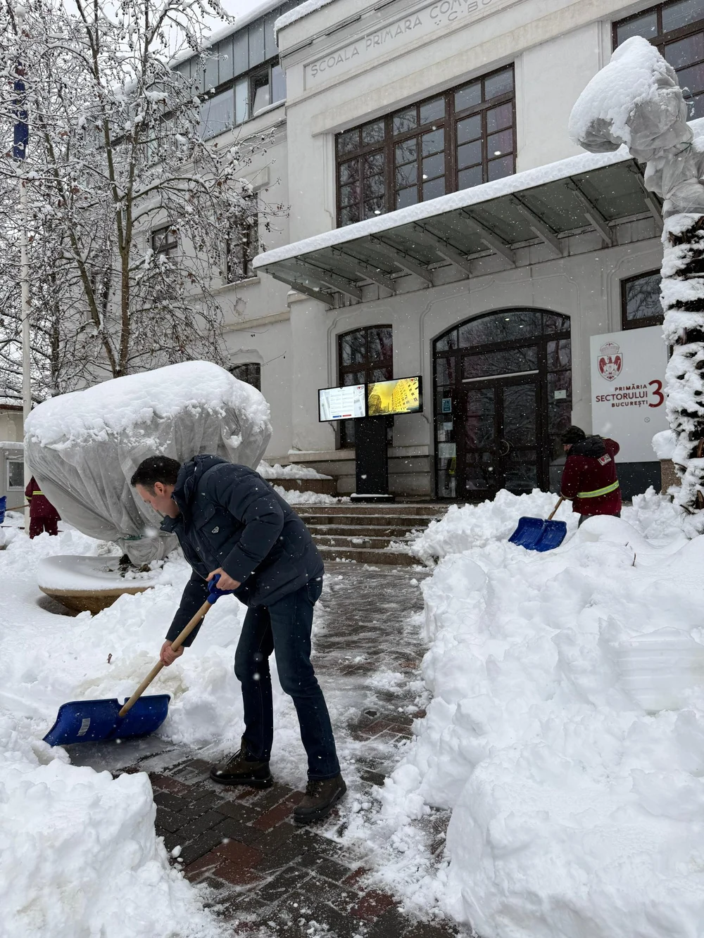 Primarii din București au ieșit pe străzi de la primele ore. Negoiță, cu lopata în mână: „Trecem și de acest episod”