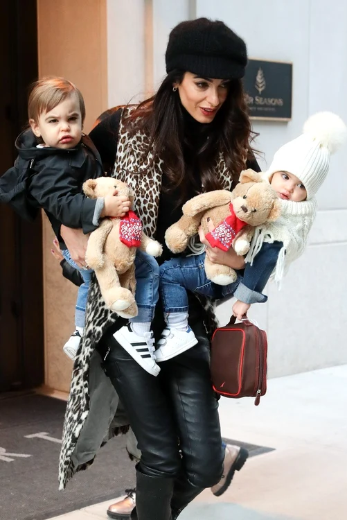 Amal Clooney i-a scos pe gemenii Ella şi Alexander la plimbare prin New York