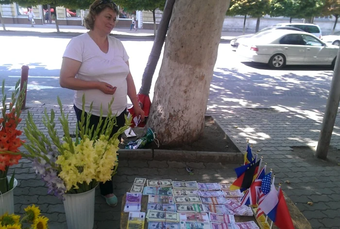 Bancnotele moldoveneşti sunt vândute la discreţie, cu 1 leu bucata, împreună cu dolari şi euro Foto: Andrei Rizescu