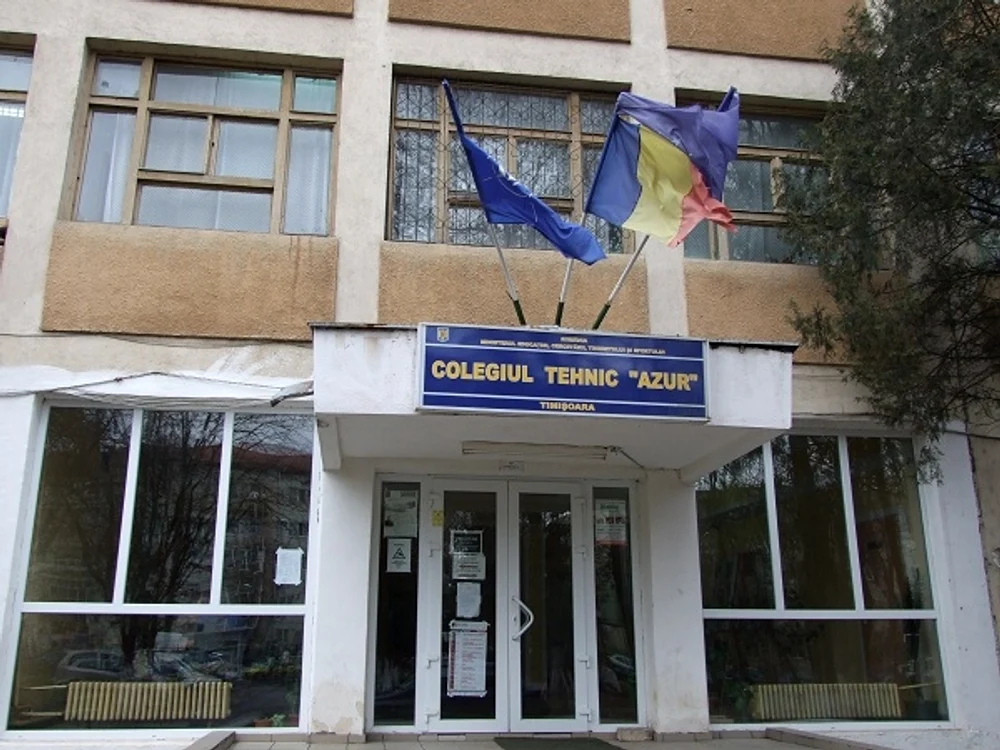 
    Școlarii îmbolnăviți învață la Colegiul Tehnic ”Azur”  
