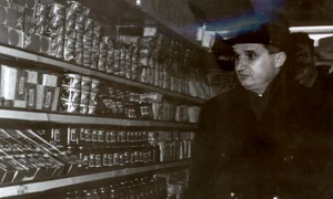 Nicolae Ceauşescu vizitând un nou magazin de autoservire din Pitești (© „Fototeca online a comunismului românesc”, cota: 49/1965)