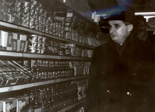 Nicolae Ceauşescu vizitând un nou magazin de autoservire din Pitești (© „Fototeca online a comunismului românesc”, cota: 49/1965)
