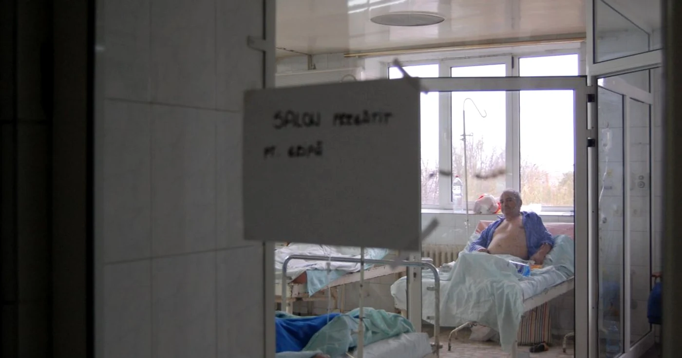 Salonul unde sunt internaţi bolnavii de gripă porcină Foto: Liviu Ghinea
