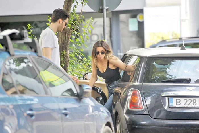 La coborârea din mașină, vedeta a expus un decolteu răvășitor