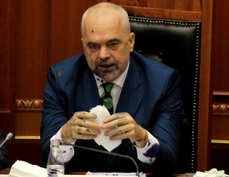 Edi Rama a primit o seringă cu cerneală în plină față
