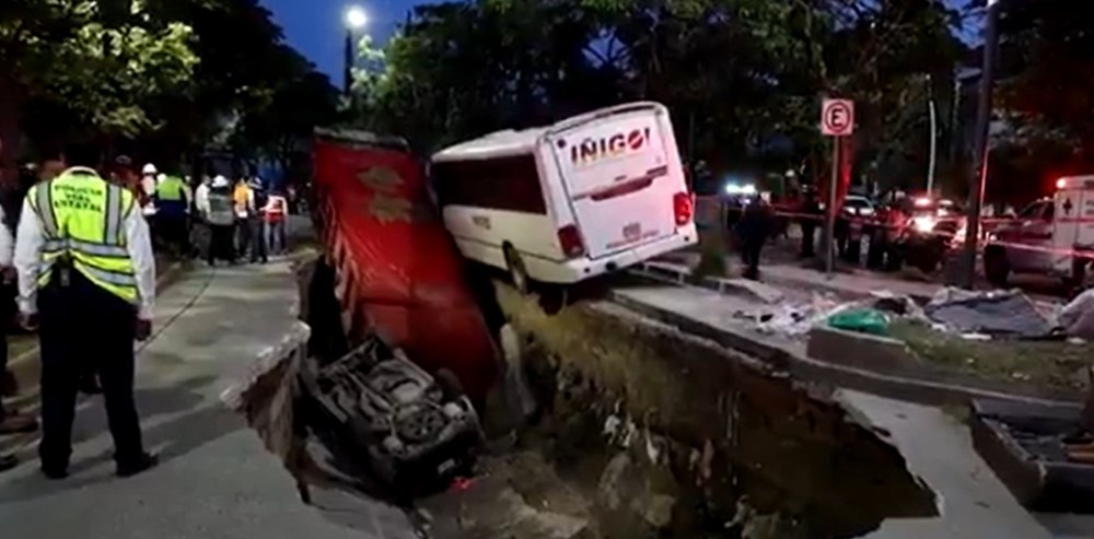 Un crater uriaș a înghițit un autovehicul și o remorcă pe o stradă din Mexic. Momentul dramatic a fost surprins de o cameră de supraveghere