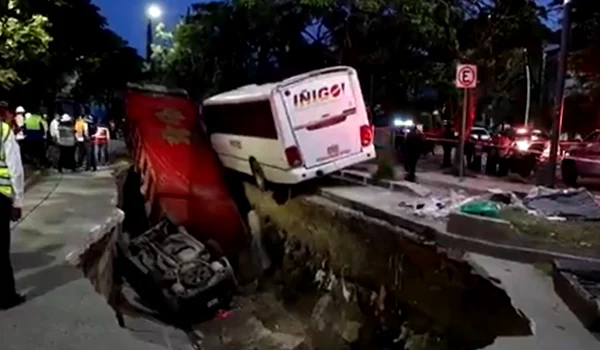 O stradă s a prăbușit în Mexic Foto X jpg