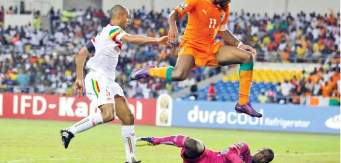 Didier Drogba (în portocaliu), în semifinala cu Mali