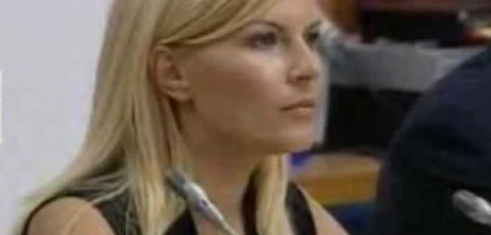 VIDEO Elena Udrea părăseşte pentru a doua oară lucrările comisiei de anchetă