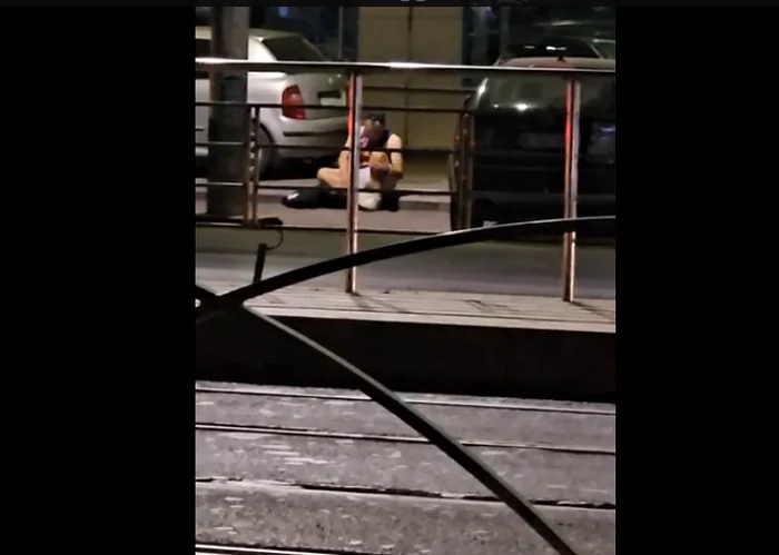 Barbatul s-a masturbat de două ori în stația de autobuz. FOTO captură video Poliția Capitalei