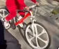 Atunci când nu are cântări, Minune se plimbă cu bicicleta în compania fratelui său mai mic