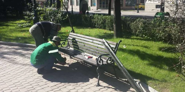 bănci rupte in parcul central FOTO Corina Macavei 