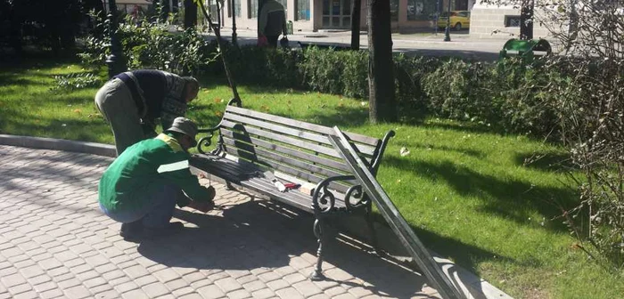 Muncitorii au schimbat stinghiile rupte FOTO Corina Macavei