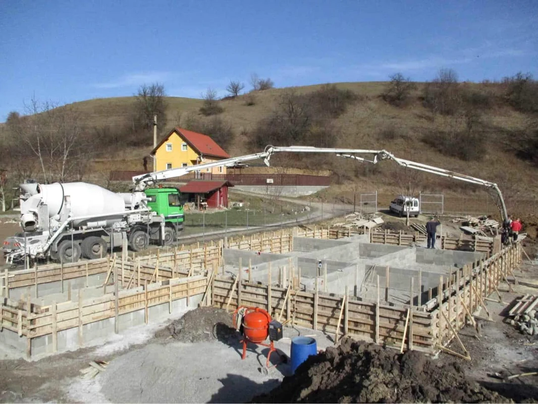 Etapele construcției casei din baloți de paie Foto: Koszta Ignacz (1) jpg