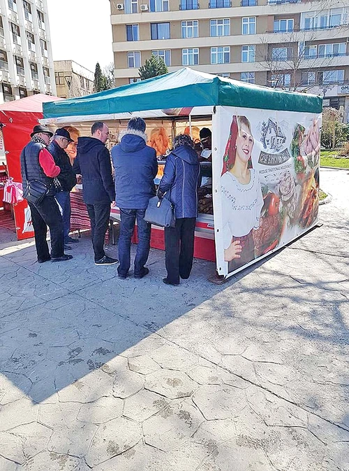 Clienţii se adună să guste din preparatele lui, la târguri