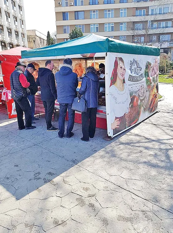 Clienţii se adună să guste din preparatele lui, la târguri