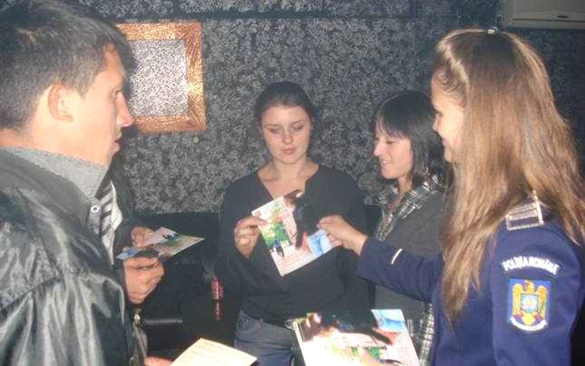 Poliţiştii au împărţit pliante într-un club din Salcea