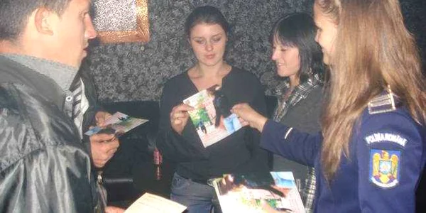 Poliţiştii au împărţit pliante într-un club din Salcea