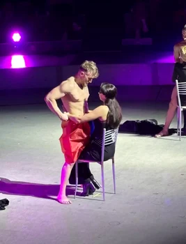 Spectacol de striptease cu tricolorul la Circul Metropolitan din București FOTO: Libertatea