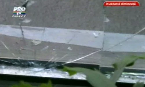 Vecinii Oanei Zăvoranu s au trezit cu geamurile sparte jpeg