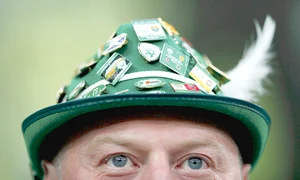 Acest fan irlandez nu şi a văzut  echipa în sferturi, dar măcar  şi a completat la Euro  colecţia de insigne jpeg