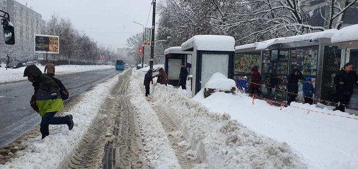 Stașiile STB blocate de nămeți