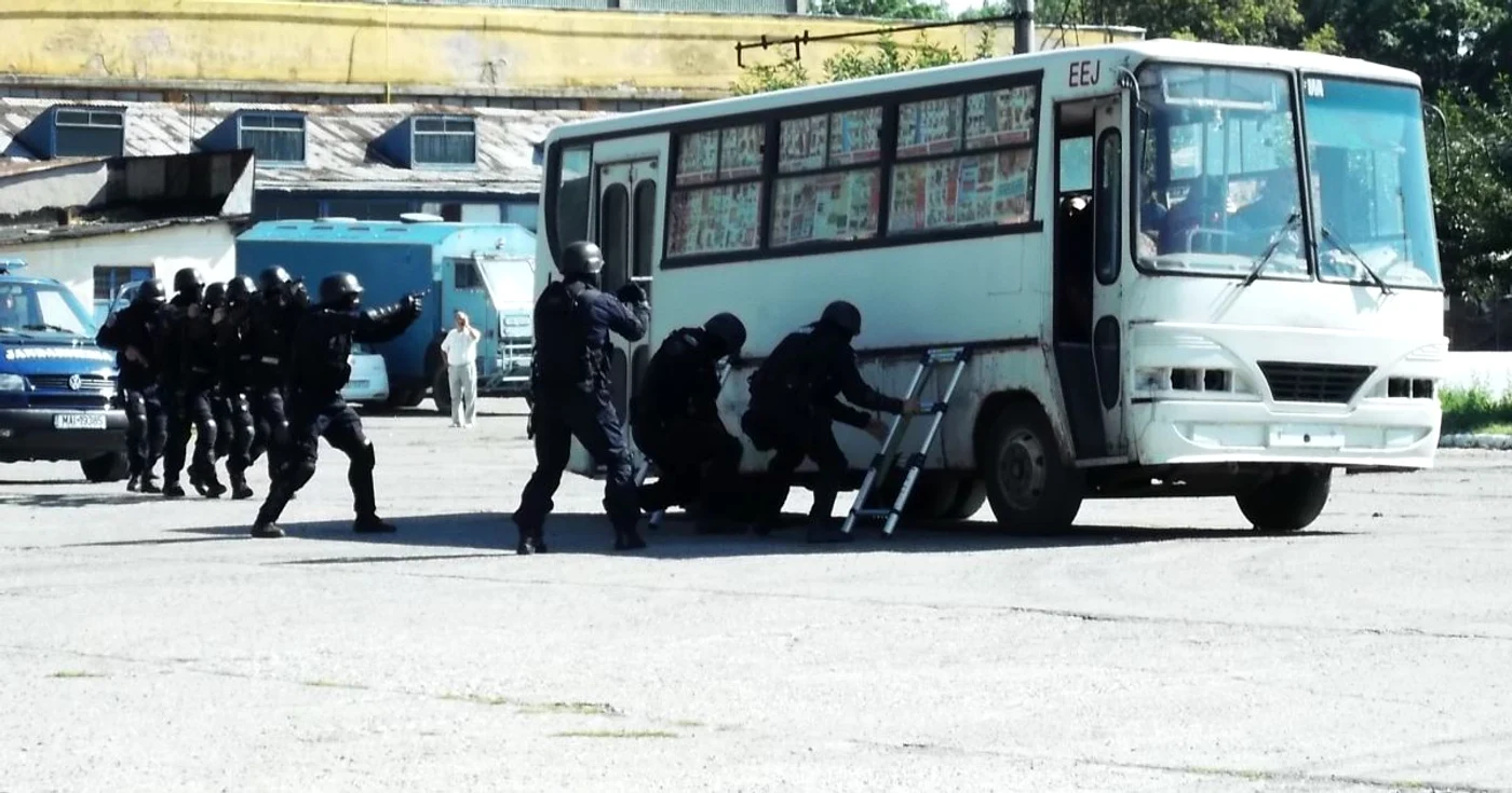 Jandarmii intervin în forţă pentru eliberarea ostaticilor