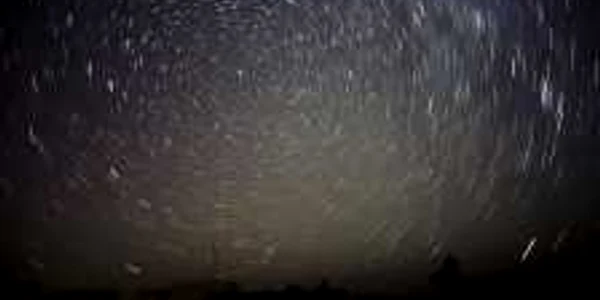 Acest curent este cunoscut pentru meteorii foarte strălucitori 