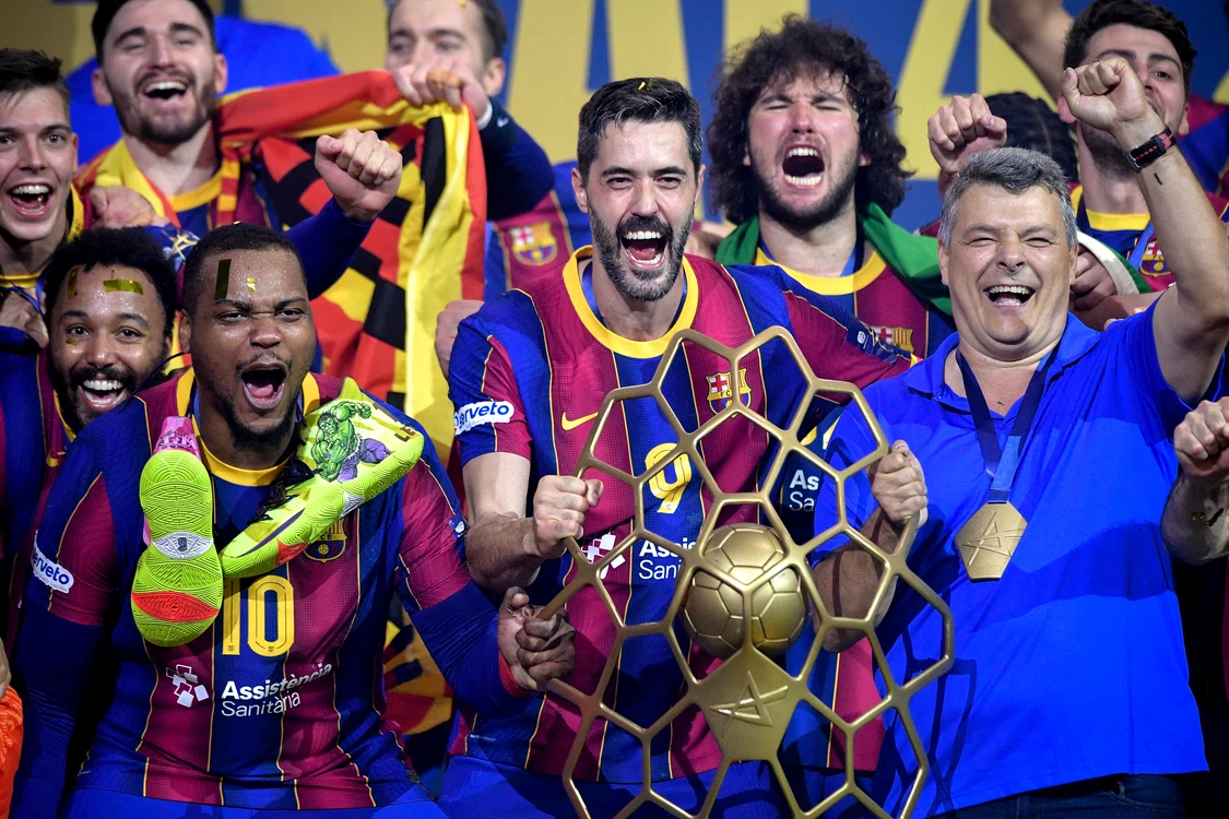 
    Xavi Pascual se bucură alături de jucătorii BarceloneiFoto: EPA-EFE  