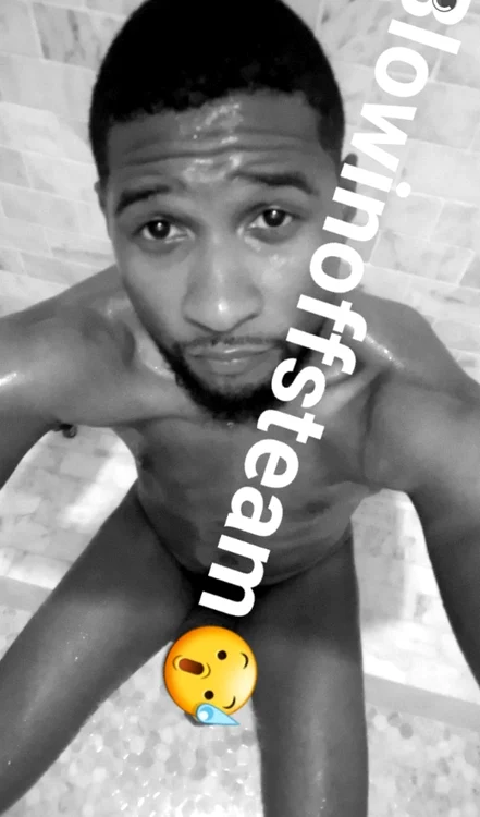 Usher (37 de ani) s-a pozat gol