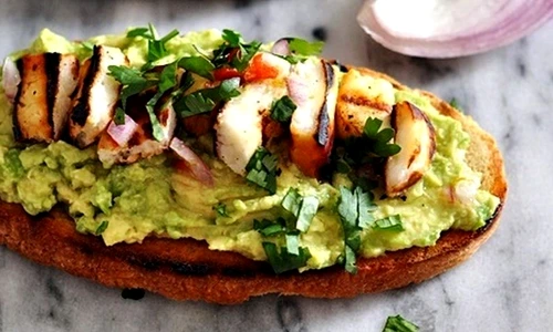 bruschete cu avocado si halloumi jpeg