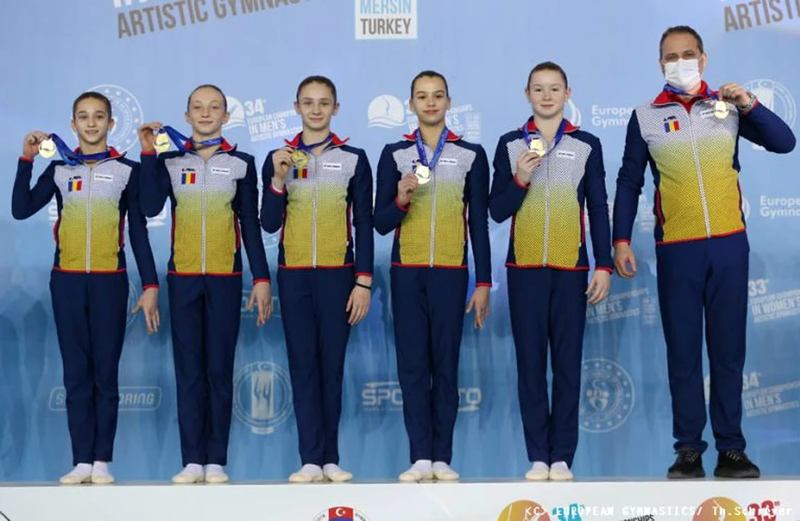 
    Campioanele europene de junioare, mândre de aurul european cucerit la MersinFOTO: Uniunea Europeană de Gimnastică  