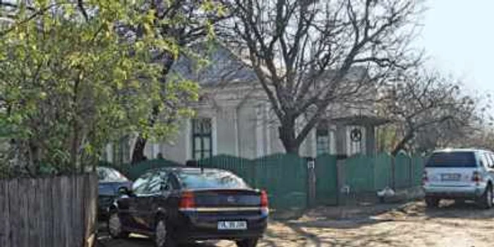 Casa natală a lui Adrian Păunescu, unde ieri a avut loc parastasul