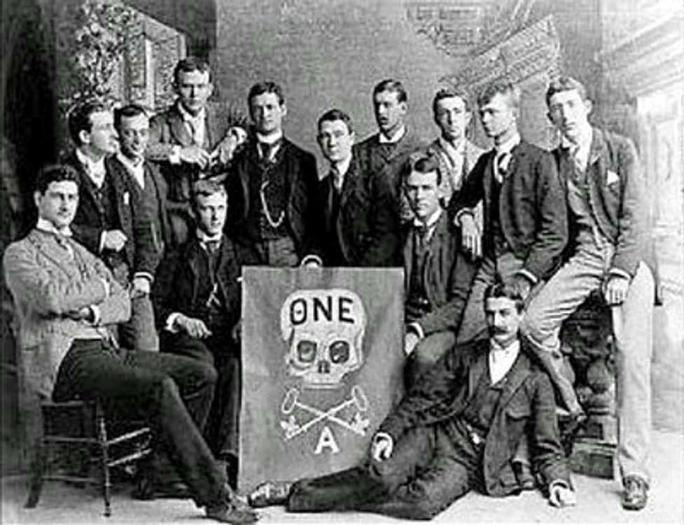 Cranii şi Oase