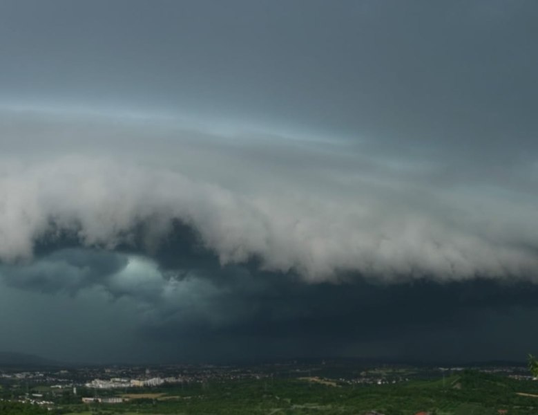 Potop în București. Vijelia și descărcările electrice au provocat anularea a zeci de zboruri VIDEO